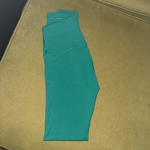 Lululemon Wondertrain size 4. Cascadia Green.